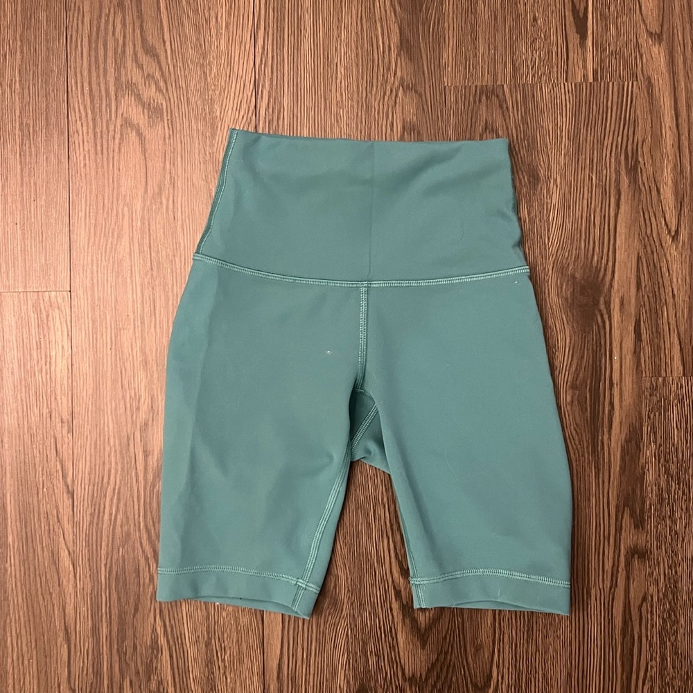 Lululemon wonder train shorts 8”